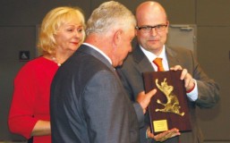 Witold Dmowski, Prezes Zarządu mleczarni Kosów Lacki (OSM) odbiera nagrodę z rąk Organizatorów