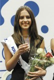 Karolina Matusiak, Królowa Mleka 2017 wznosi toast szklanką mleka po koronacji.
