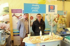 Od lewej: Adam Cichorz, Kierownik Handlu i Marketingu oraz Andrzej Grochoła, Kierownik Marketingu w mleczarni Piaski (OSM) z tradycyjnie wytwarzanymi produktami, smakującymi jak dawniej.