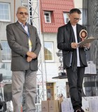 Grzegorz Grzeszkowiak, Prezes Zarządu mleczarni Gostyń (SM) w towarzystwie Krzysztofa Tyńca dokonuje uroczystego otwarcia festynu 