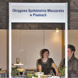 Wybory Twarogowego Hitu zgromadziły liczne prezentacje m.in. mleczarni Piaski (OSM) i Wart-Milk (OSM). Na zdjęciu od lewej: Dorota Popławska, Specjalista ds. Handlu; Dorota Góreczna, Specjalista ds. Sprzedaży w mleczarni Piaski (OSM)