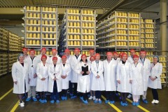 Dojrzewalnia serów Džiugas w Telsze: na zdjęciu członkowie Komisji oraz pracownicy mleczarni
