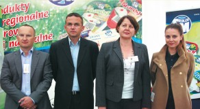 Od lewej: Mariusz Makolewski, Przedstawiciel Handlowy; Dariusz Skoczek, Specjalista ds. Marketingu; Iwona Daniluk, Kierownik Zmiany; Karolina Mazurek, Laborant
