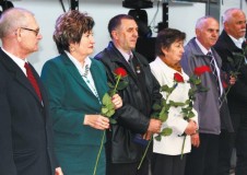 Od lewej: Prezes Zarządu Helmut Doliwa; Wiceprezes Zarządu Zofia Just wraz z odznaczonymi pracownikami mleczarni Czarnków (OSM)