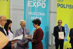 Jeden z medali otrzymała mleczarnia Czarnków (OSM). Medal odebrała Wiesława Grabicka, Kierownik Handlu.