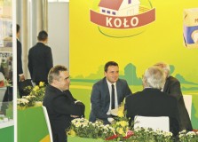 Przedstawiciele firmy Trepko na stoisku mleczarni Koło (OSM) podczas rozmów 
z zarządem spółdzielni