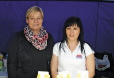 Hanna Dębowska, Wiceprezes ds. Handlu i Skupu i Anna Ositek, pracownik działu marketingu w mleczarni Garwolin (OSM)