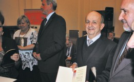 Waldemar Skibiński, Prezes Zarządu mleczarni Bieluch (SM) prezentuje wyróżnienie za najlepszy produkt