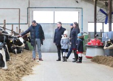 Wizyta Prezesa Rady Ministrów, Premiera Mateusza Morawieckiego w województwie podlaskim rozpoczęła się w gospodarstwie rolnym w Rębiszewie, następnie Premier spotkał się z dostawcami mleka.