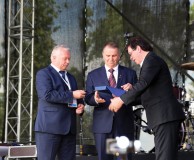 Dariusz Sapiński przyjmuje specjalną nagrodę z rąk Krzysztofa Banacha, Prezydenta Polskiej Federacji Hodowców Bydła i Producentów Mleka.