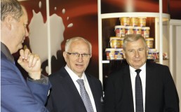 Od prawej: Bogdan Woźniak, Wiceprezes ds. Handlu w Wieluń (SDM), Stanisław Skóra, Prezes Zarządu mleczarni Włoszczowa (OSM).