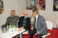 Targi Mleko-Expo były okazją do wielu spotkań i rozmów. Na zdjęciu: Gabriel Janowski, były Minister Rolnictwa i Dariusz Sapiński, Prezes Zarządu Grupy Mlekovita.