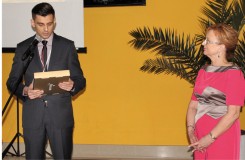 Wręczenie nagród dla Pani Bożeny Dobrzyń, Prezes Zarządu w mleczarni Sudowia (SM). Z lewej strony Adrian Moreń z firmy Bisnode Polska.