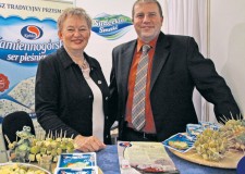 Teresa Pasiut, Kierownik Działu Obsługi Odbiorców i Ireneusz Żmijan, Specjalista ds. sprzedaży i Marketingu w spółdzielni KaMos (SM)
