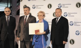 Mleczarnia Sudowia (SM) i Bożena Dobrzyń, Prezes Zarządu odbiera Złoty Medal
