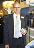 Hans Bauer, Marketing Manager w Nordex Food (Dania) prezentuje ser do grillowania 