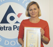 Małgorzata Kołton, Dyrektor Generalny w firmie Tetra Pak z dyplomem uznania od branży mleczarskiej za sponsorowanie konkursu Lider Forum 2015