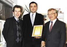 od lewej: Janusz Górski, Redaktor Naczelny Forum Mleczarskiego Handel; Piotr Leowski, Key Account Manager/Członek Zarządu; Edward Zakrzewski, Prezes Zarządu w Elopak