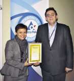 od lewej: Kinga Sieradzon, Dyrektor Sprzedaży, Dział Systemów Pakujących; Jan Jasiński, Dyrektor ds. Ochrony Środowiska w Tetra Pak