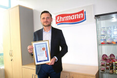 Bartosz Gronkowski, Dyrektor Sprzedaży w Ehrmann Polska z dyplomem za nagrodzony Almighurt Fantasy.