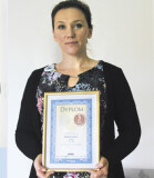 Joanna Kołodyńska, Kierownik Działu Marketingu  w firmie Mlekoma Dairy odbiera dyplom za ser Gouda w bloku.
