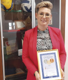 Edyta Szczepańska, Dyrektor ds. Handlu i Marketingu w Robico (ZUH), z nagrodami od przedstawicieli handlu za jogurt i kefir Robico.