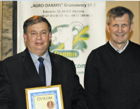 Dyplom dla sera sałatkowego marki Danmis odebrali Maciej Gramowski, Prezes Zarządu i Wiesław Wentlandt, Specjalista ds. Marketingu w firmie Agro-Danmis.