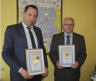 Od lewej: Ryszard Pizior, Wiceprezes ds. Handlu oraz Stanisław Skóra, Prezes Zarządu mleczarni Włoszczowa (OSM) odebrali najwyższe trofeum dla sera Czarna Perła oraz serka wiejskiego