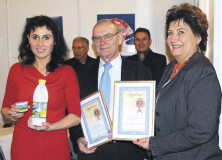 Od lewej: Aleksandra Bilska, Specjalista ds. Marketingu i Handlu; Helmut Doliwa, Prezes Zarządu; Zofia Just, Wiceprezes Zarządu w mleczarni Czarnków (OSM)