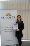 Magdalena Noskowska, Marketing Department Assistant w Euroser Dairy Group odebrała dyplom Lidera Forum za paluszki serowe Cheesupers Mozzarella.