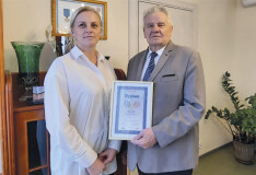 Joanna Klepczarek, Dział Marketingu, Czesław Cieślak, Prezes Zarządu mleczarni Koło (OSM) z wyróżnieniem za Kefir 13 żywych bakterii.