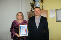 Od lewej: Aneta Będkowska, Marketing Manager i Tomasz Kania, Dyrektor ds. Handlowych otrzymali dyplom dla firmy Sertop za ser Złoty Ementaler.
