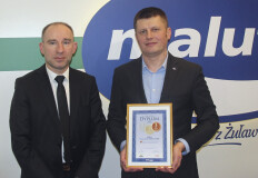Na zdjęciu od lewej: Marcin Szczotka, Handlowiec; Szymon Rogoziński, Dyrektor Handlowy w Maluta Nowy Dwór Gdański (OSM), z wyróżnieniem dla Masła z tradycyjnej masielnicy.