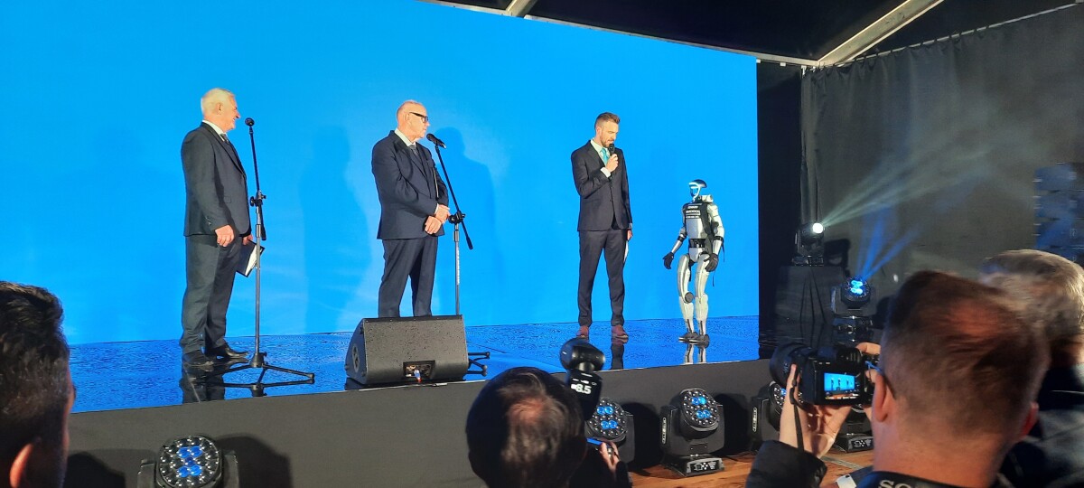 Konferencja odbyła się z udziałem awatara AI oraz robota Edwarda Warchockiego