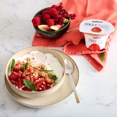 Skyr truskawkowy z musli i świeżymi owocami – słodka chwila w ciągu intensywnego dnia