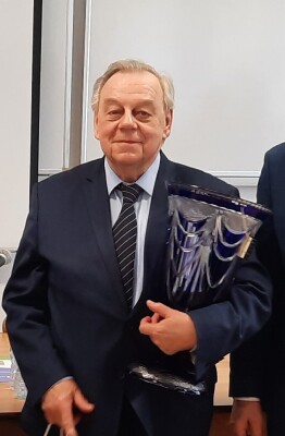 Ryszard Masalski podczas spotkania 
w KZSM Zw. Rew 16 lutego 2024 r. 
odbiera wyróżnienia dla dostawców.