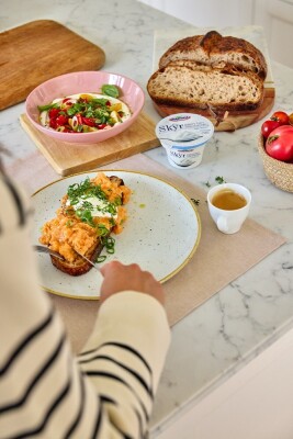 Jajecznica ze Skyrem naturalnym – prosty posiłek, który wspiera aktywny dzień